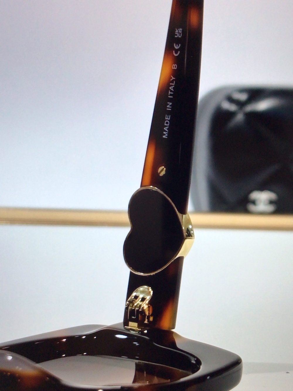 CHANEL Auth Tortoiseshell Cat-Eye Sunglasses with Gold Heart Logo - Picture 4 of 6